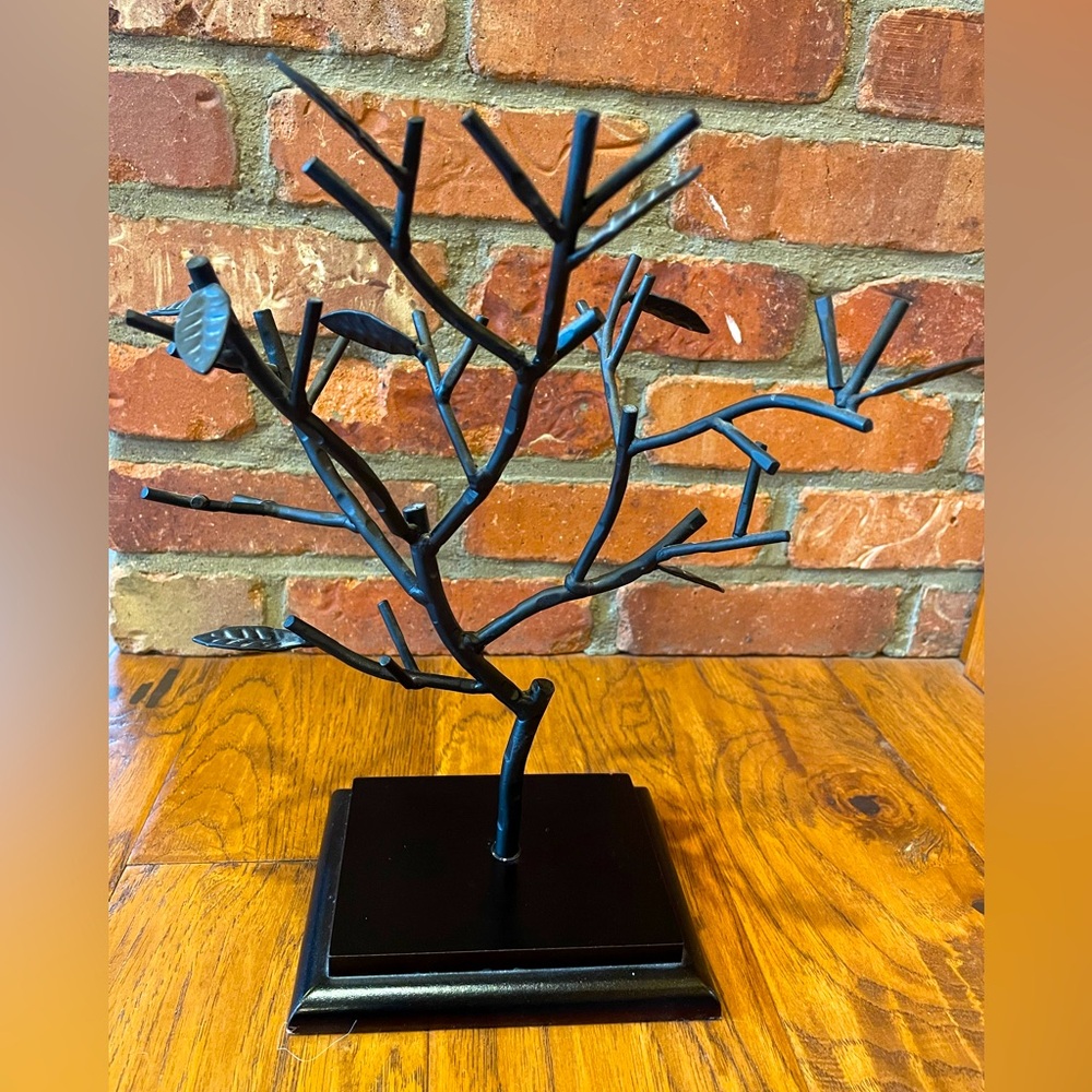 Jewelry Tree - black metal - ornate detail on leaves